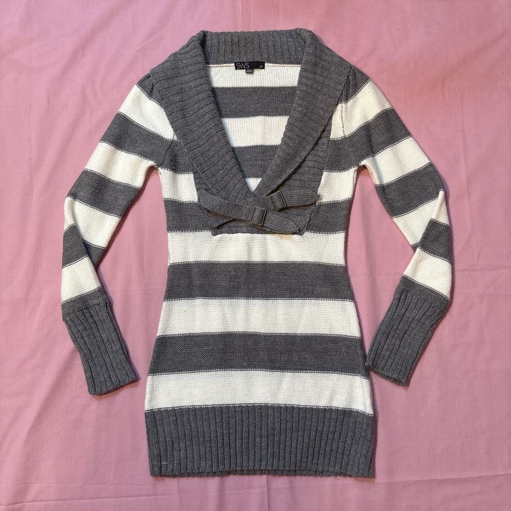2000s deep v neck sweater